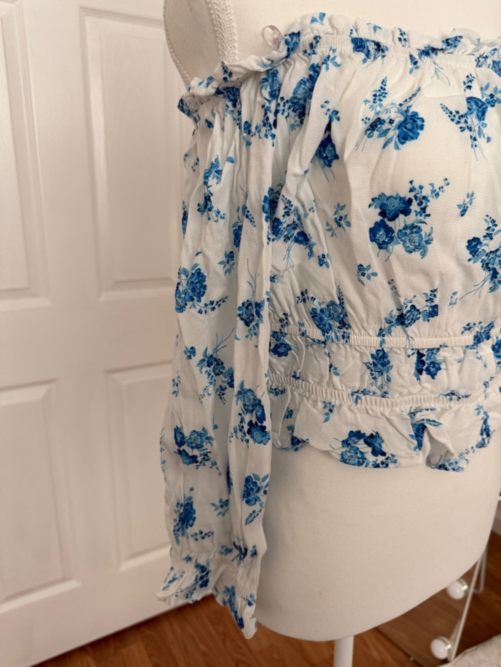 Off Shoulder Floral Blouse White Blue Ruffle Top Long Sleeve Size L - Picture 3 of 5